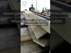 Automatische weefmachine voor het weven van gabions