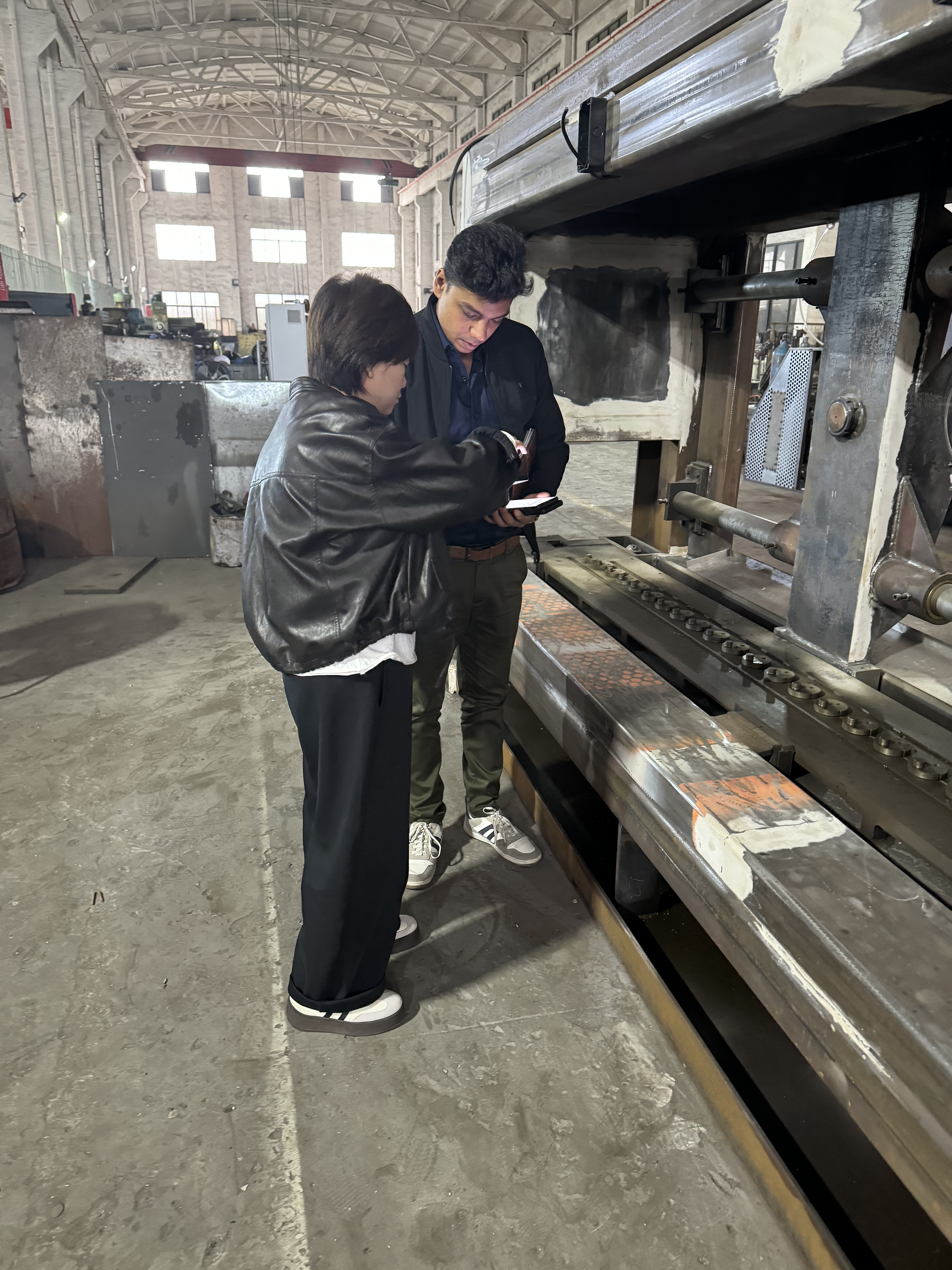 Laatste bedrijfsblogs Indiase klanten bezoeken onze fabriek voor inspectie van de gaasnetmachine