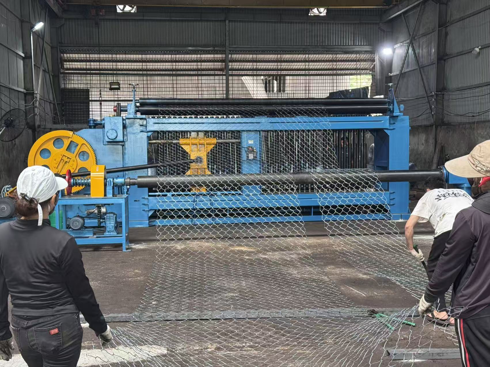 Laatste bedrijfsblogs Volledige Gabion Gaas Productielijn Succesvol In Bedrijf Gesteld in Vietnam