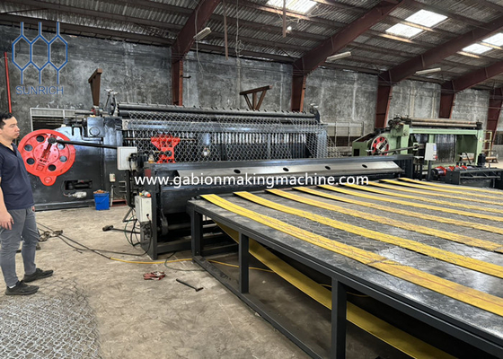 High Efficiency Gabion Mesh Machine met gegalvaniseerde of PVC-gecoate draad